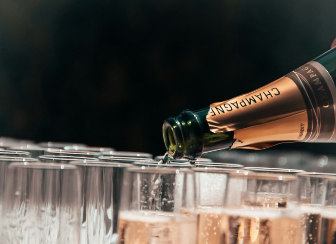 Wie entkorkt und serviert man Sekt am besten?