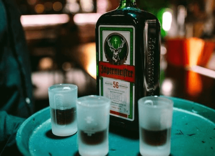 Wie macht man die besten Jägermeister-Shots?